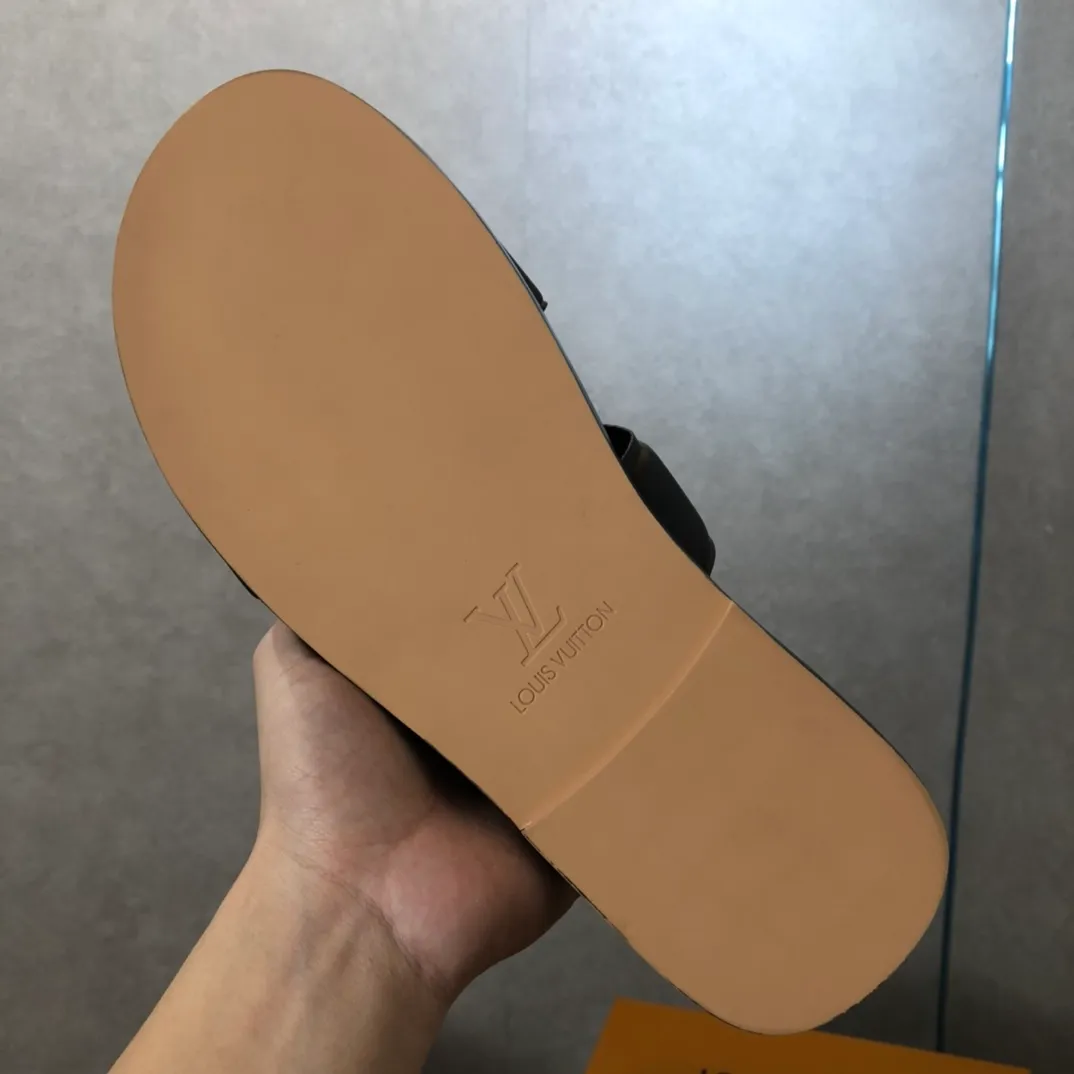 Factory price: 270💰LV counters are selling new brand luxury men's slippers, casual, loose and comfortable. The must-have model in the picture above [Happy][Happy], multiple colors available Size: 38-44, customized 45